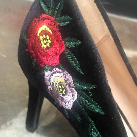 Floral Embroidered Black Pumps - Picture 13 of 13